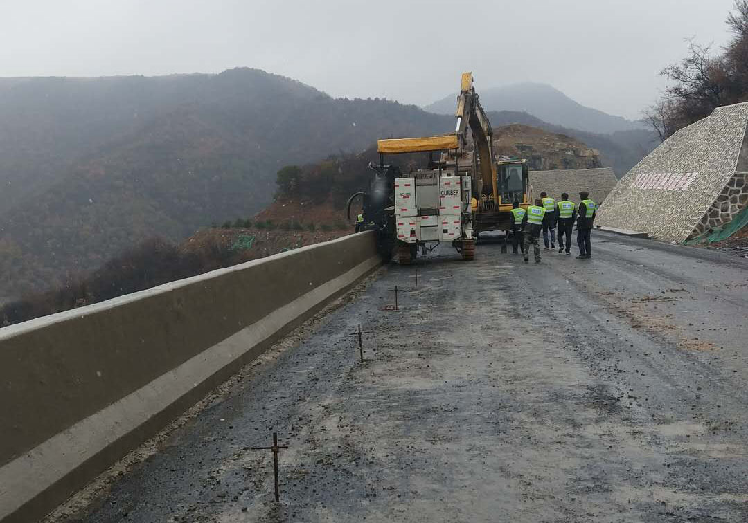 山西晉城G207國道防撞護欄滑模攤鋪工程.jpg 山西晉城G207國道防撞護欄滑模攤鋪工程.jpg